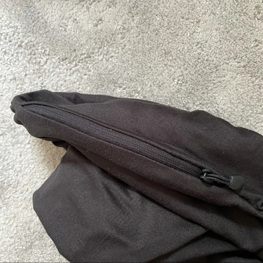Beyond Yoga Black Hidden Pocket Infinity Scarf EUC